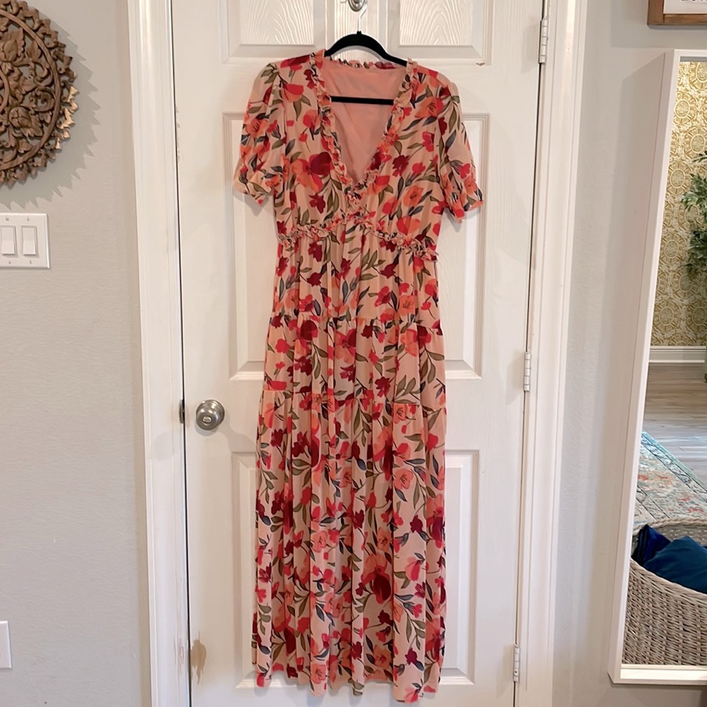 Beautiful & Flattering Peach Floral Maxi Dress, Large